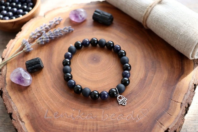 mineralni naramek s rukou fatimy